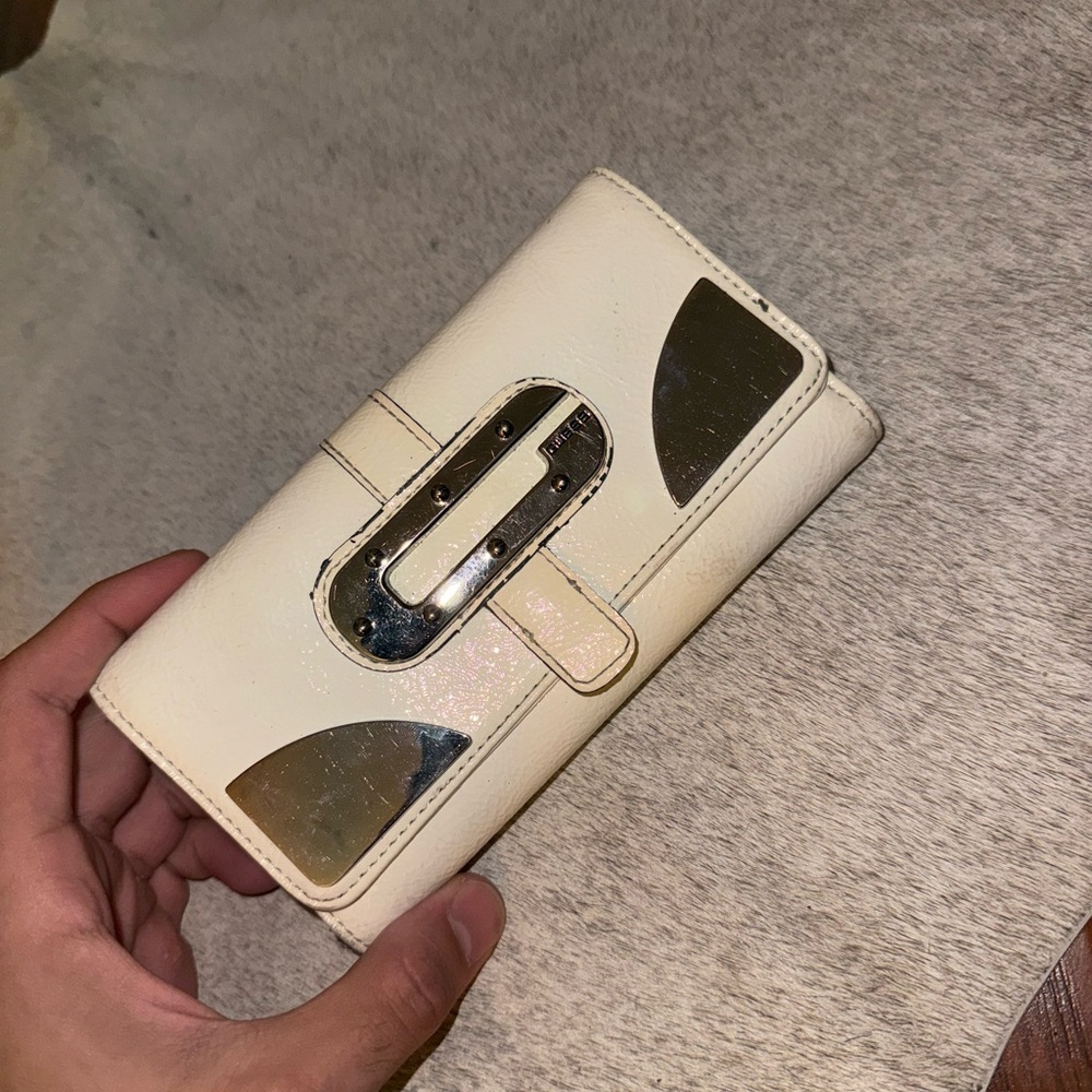 Woman’s Guess Medium Wallet White And Silver